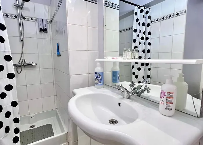 Seaside Cosy Retreat For Two *